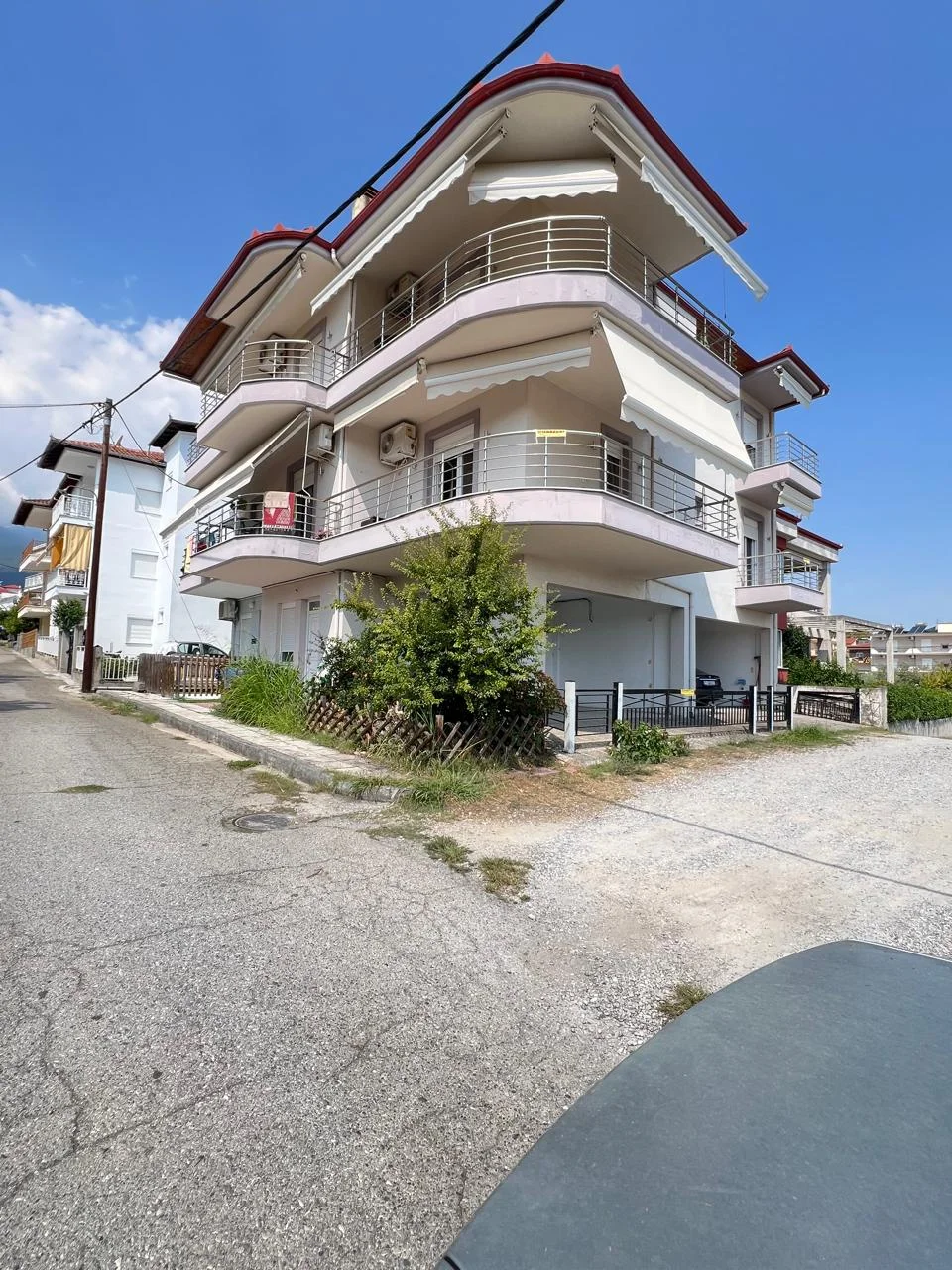 Γωνιακό διαμέρισμα 60 τ.μ. με ιδιωτικό πάρκινγκ και θέα στη θάλασσα